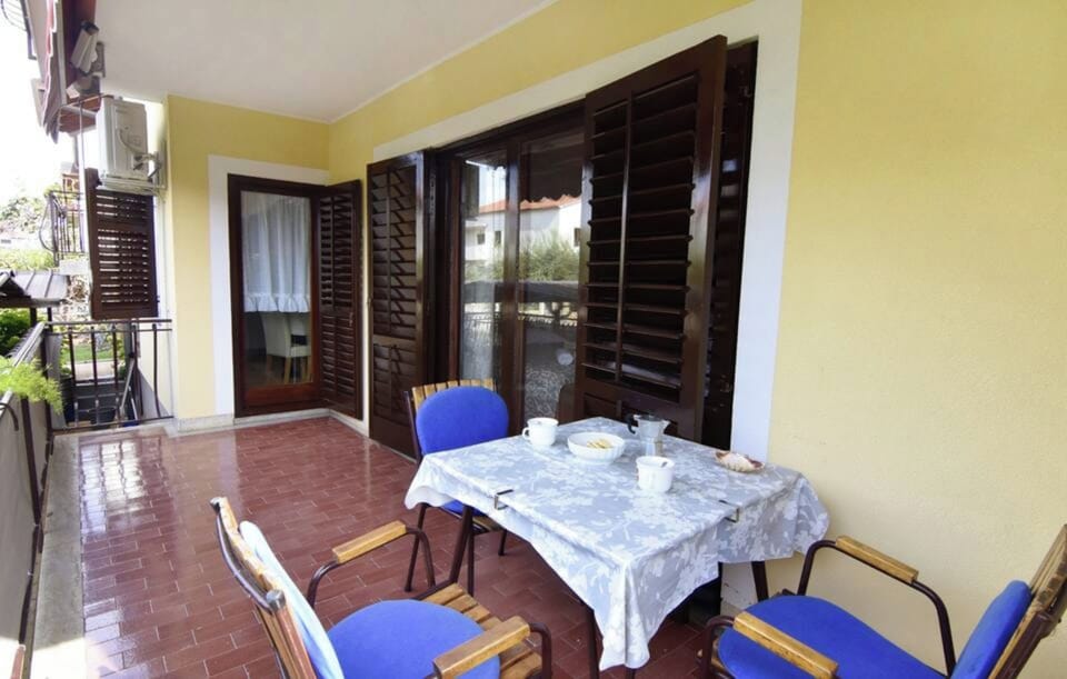 Apartment, 1 Bedroom, Balcony, Garden View | Dining room