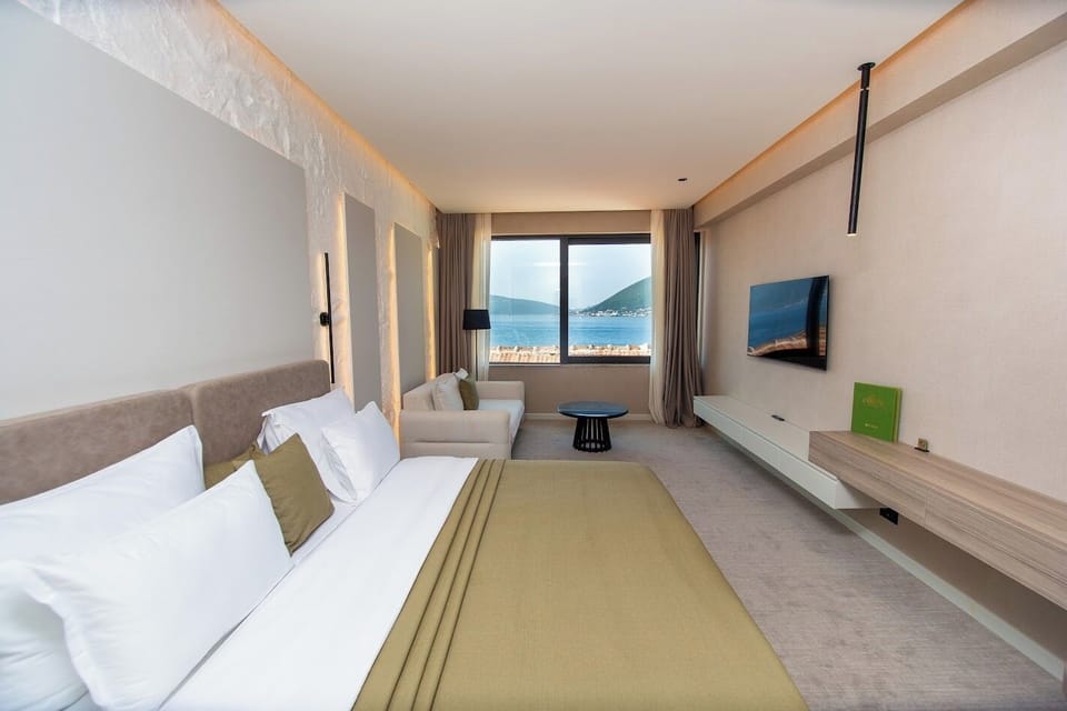 Superior Room, Sea View | In-room safe, laptop workspace, blackout drapes, soundproofing