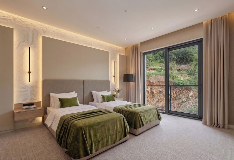 Standard Double or Twin Room, Mountain View | In-room safe, laptop workspace, blackout drapes, soundproofing