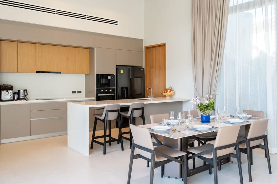 Deluxe Villa, Pool View | Dining