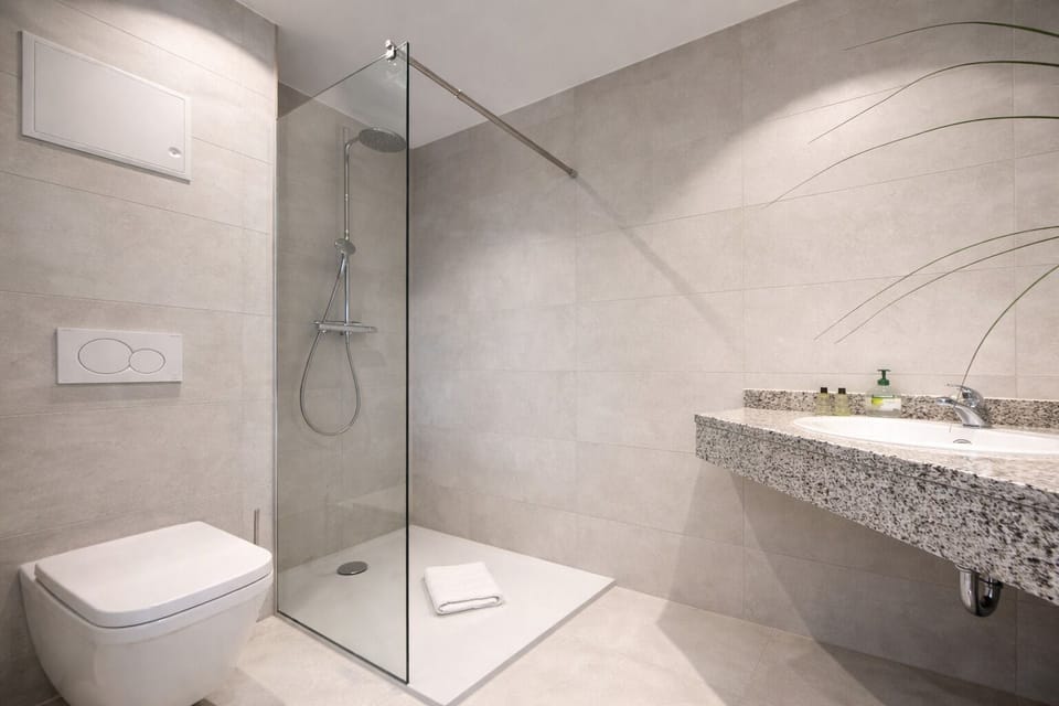 Shower, rainfall showerhead, free toiletries, hair dryer