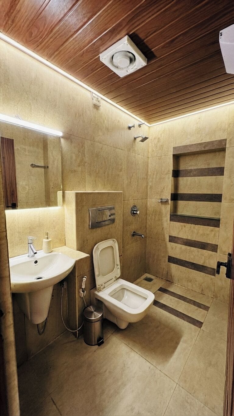 Standard Room, 1 Double Bed | Bathroom | Towels