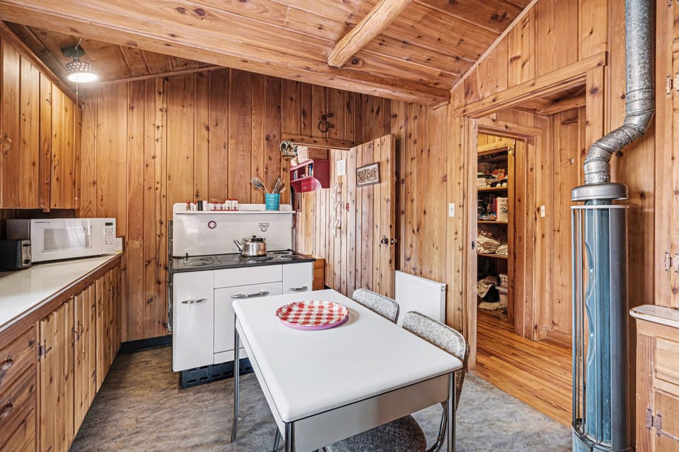 Cabin, 2 Bedrooms | Private kitchen | Coffee/tea maker, fridge, oven, toaster