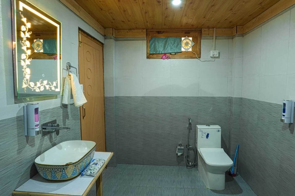 Luxury Suite, Mountain View | Bathroom | Shower, free toiletries, towels