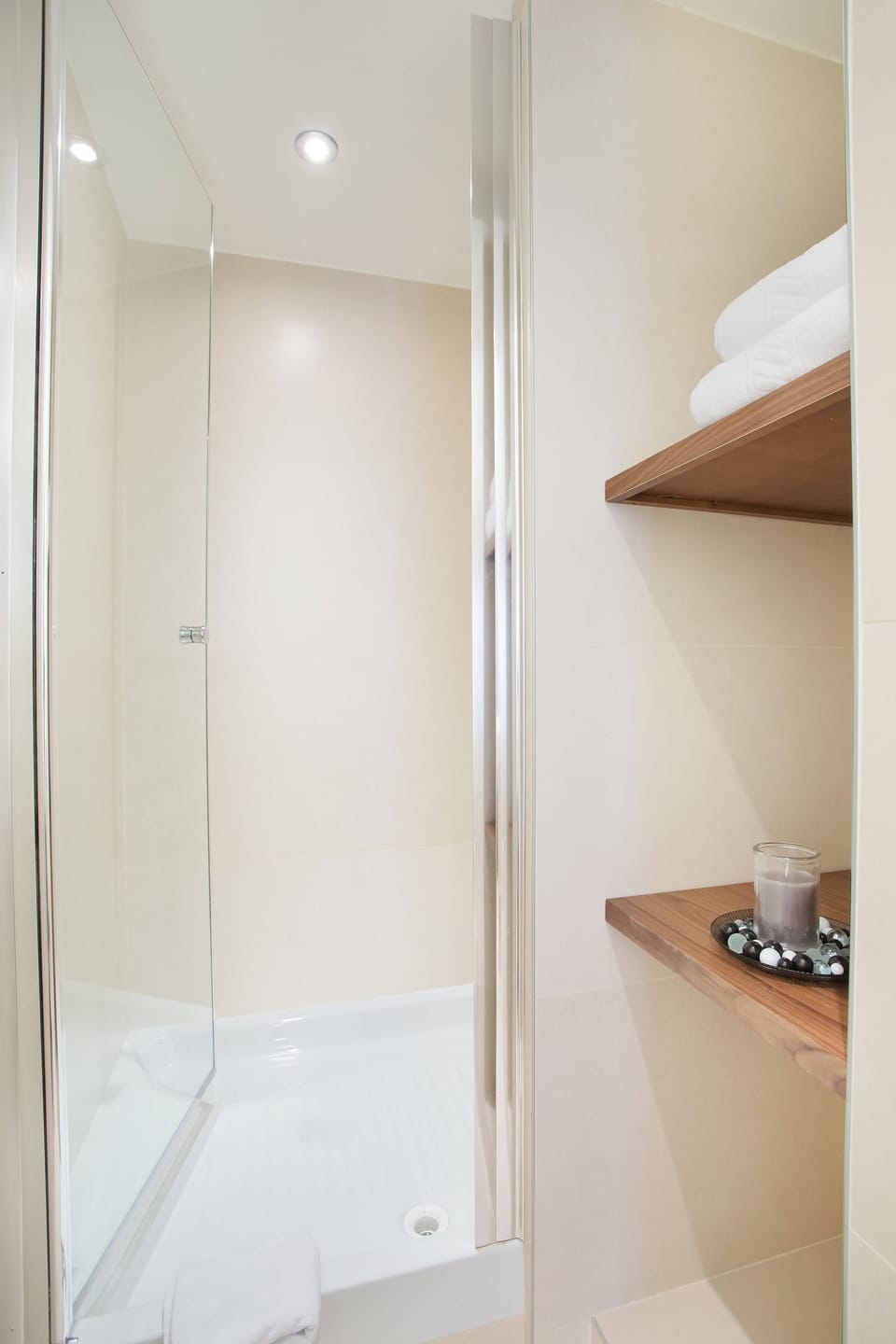 Superior Triple Room | Bathroom | Hair dryer, towels, soap, shampoo