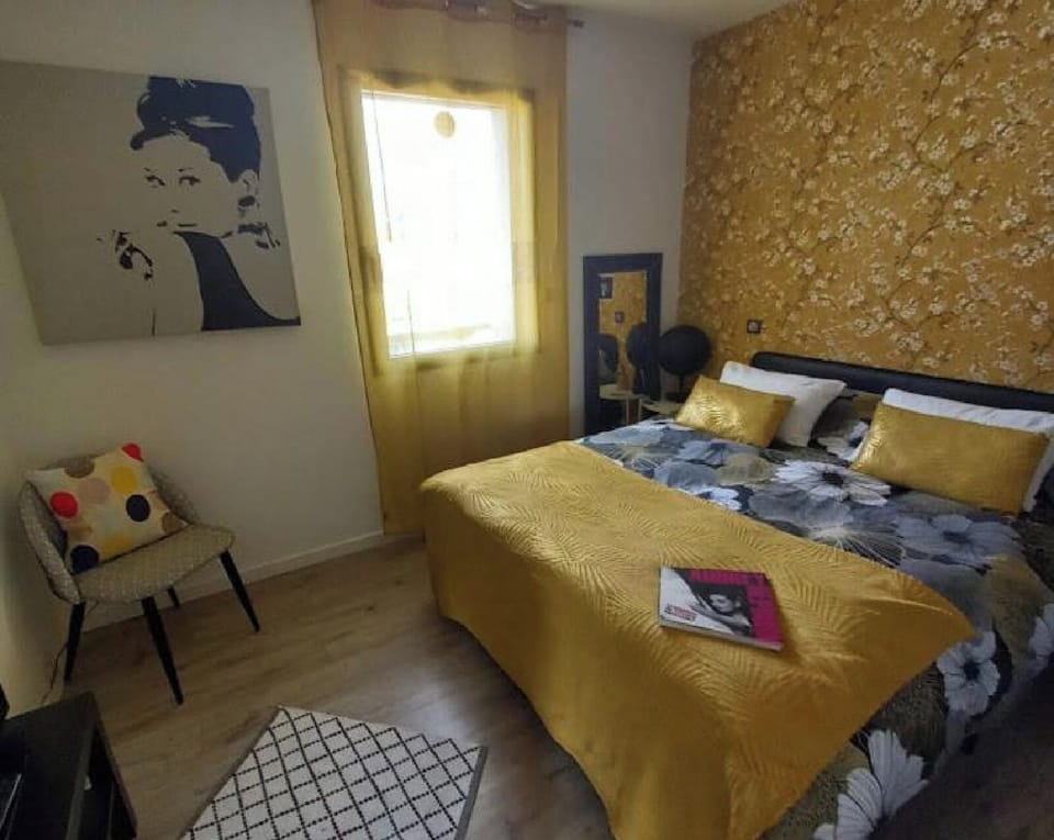 Comfort Room, 1 Queen Bed, Shared Bathroom | Free WiFi