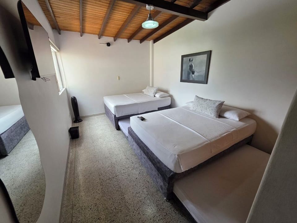 Family Room | Desk, laptop workspace, free WiFi