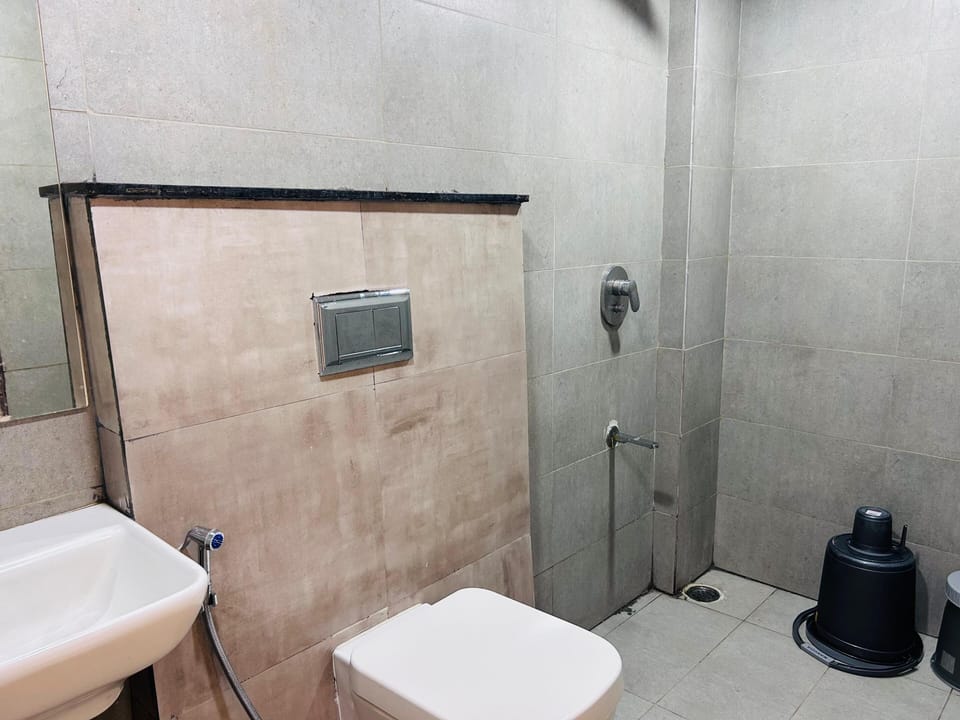 Deluxe Room, 1 King Bed | Bathroom | Shower, towels, soap, shampoo