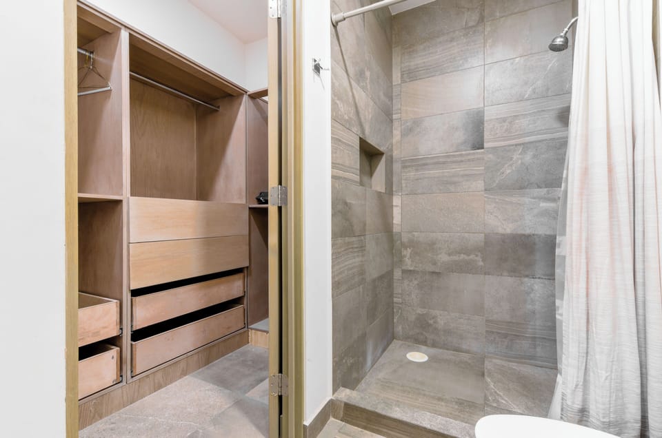 Deluxe Suite, City View | Bathroom | Shower, free toiletries, hair dryer, towels