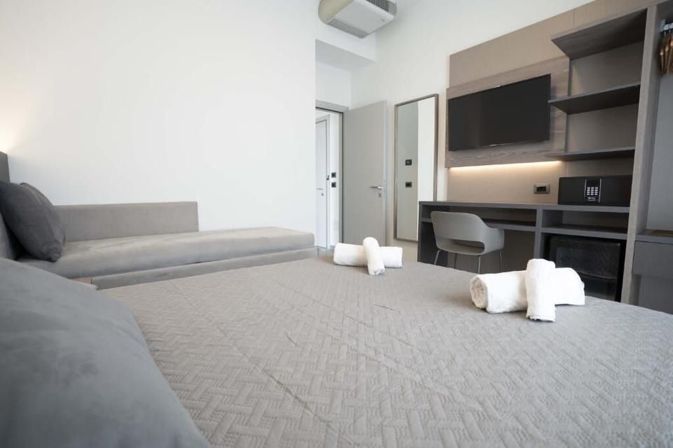 Superior Suite, Balcony, Sea View | In-room safe, laptop workspace, free WiFi, bed sheets