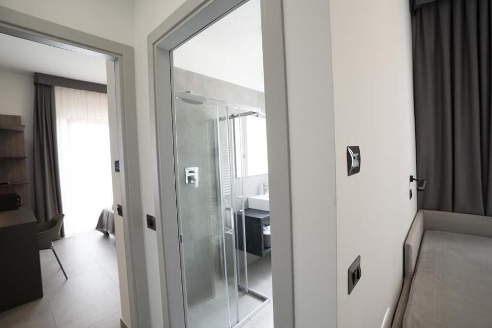 Superior Suite, Balcony, Sea View | Interior