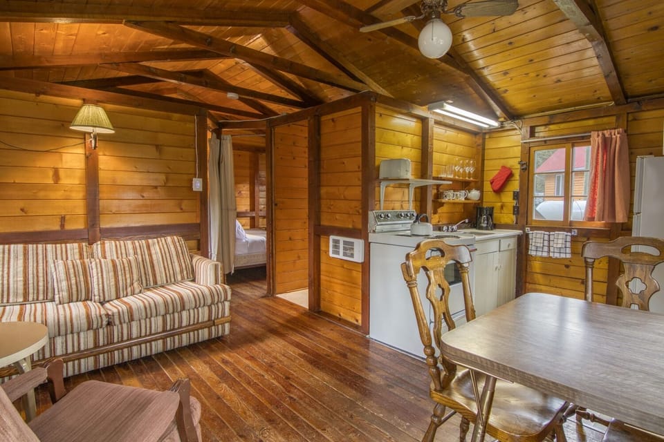 Cabin, 2 Bedrooms (5) | Living area