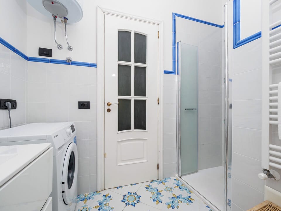 Panoramic House, City View | Bathroom | Shower, free toiletries, hair dryer, towels