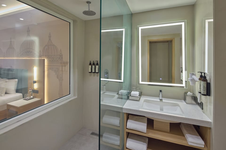 Club Double Room, City View | Bathroom | Shower, hair dryer, soap, shampoo