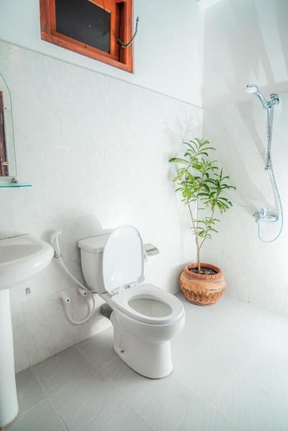 Deluxe Triple Room | Bathroom | Free toiletries, towels, soap, shampoo