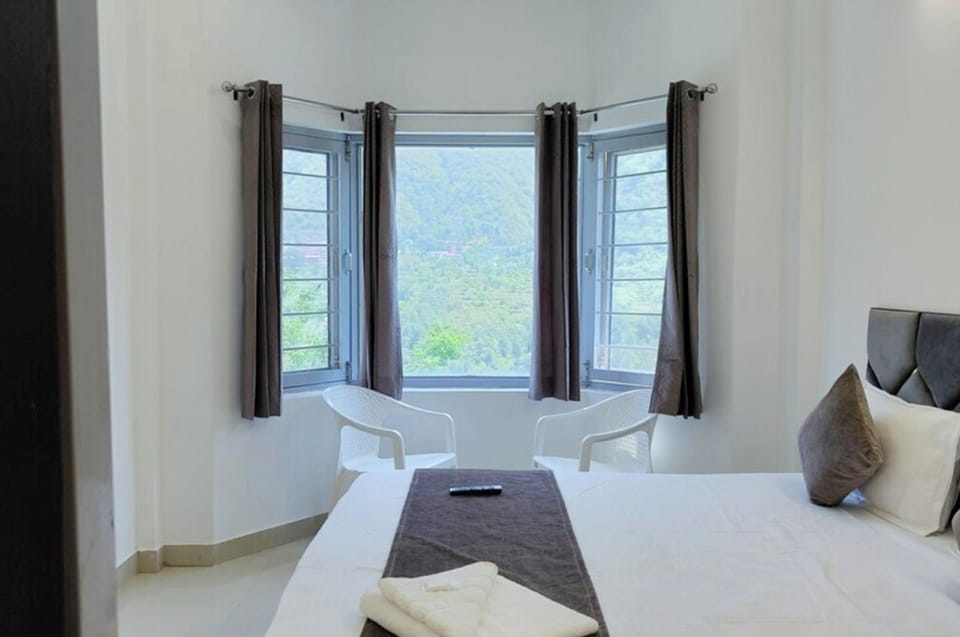 Deluxe Double Room | Hypo-allergenic bedding, desk, soundproofing, free WiFi