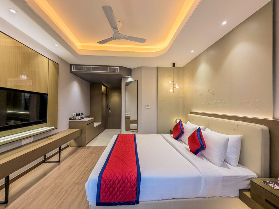 Deluxe King Room City View | Premium bedding, minibar, in-room safe, desk