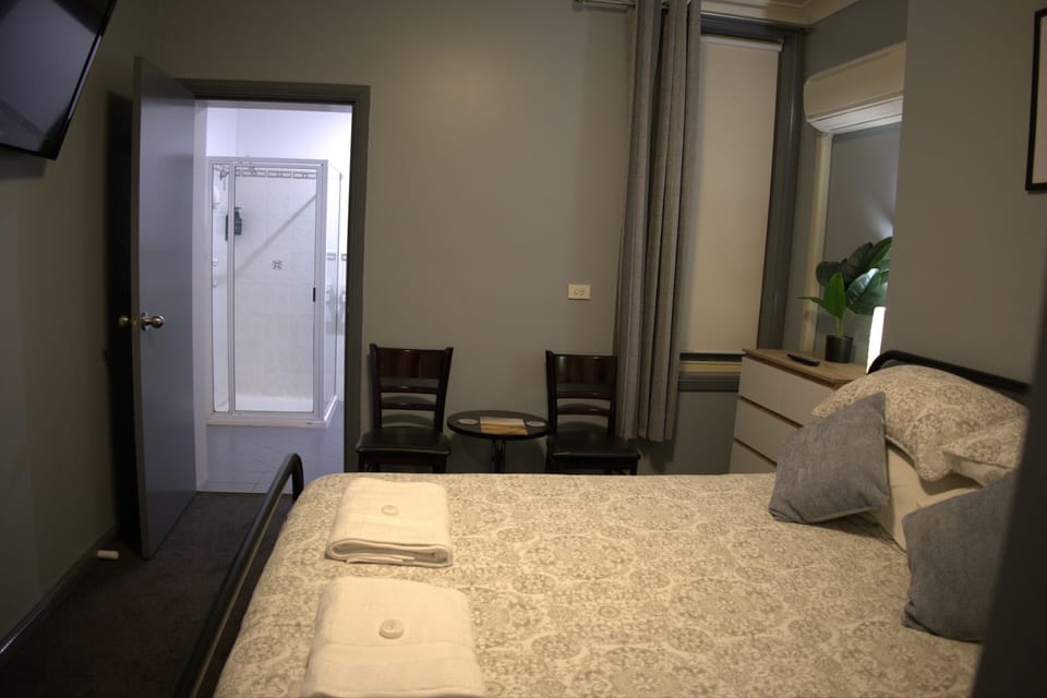 Double Room, 1 Queen Bed, Non Smoking, Private Bathroom | Free WiFi, bed sheets