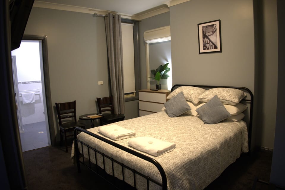 Double Room, 1 Queen Bed, Non Smoking, Private Bathroom | Free WiFi, bed sheets