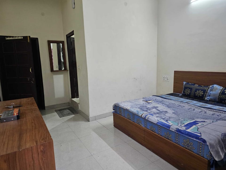 Deluxe Room | Bathroom | Shower, free toiletries, soap, shampoo