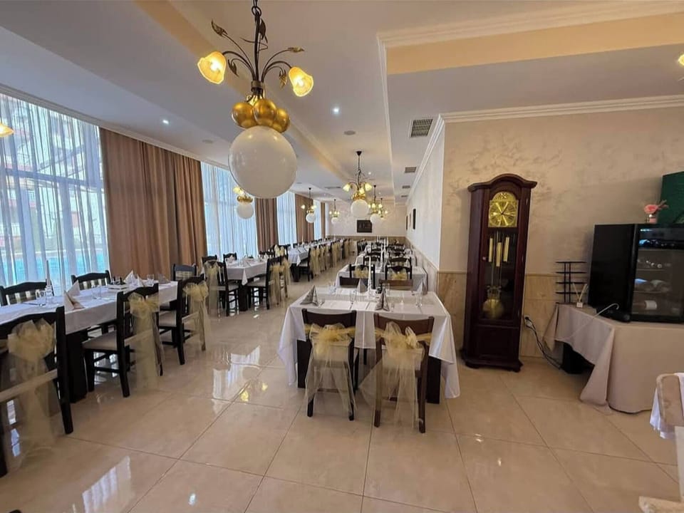 Apartment, 2 Bedrooms, Balcony, Garden View | Dining