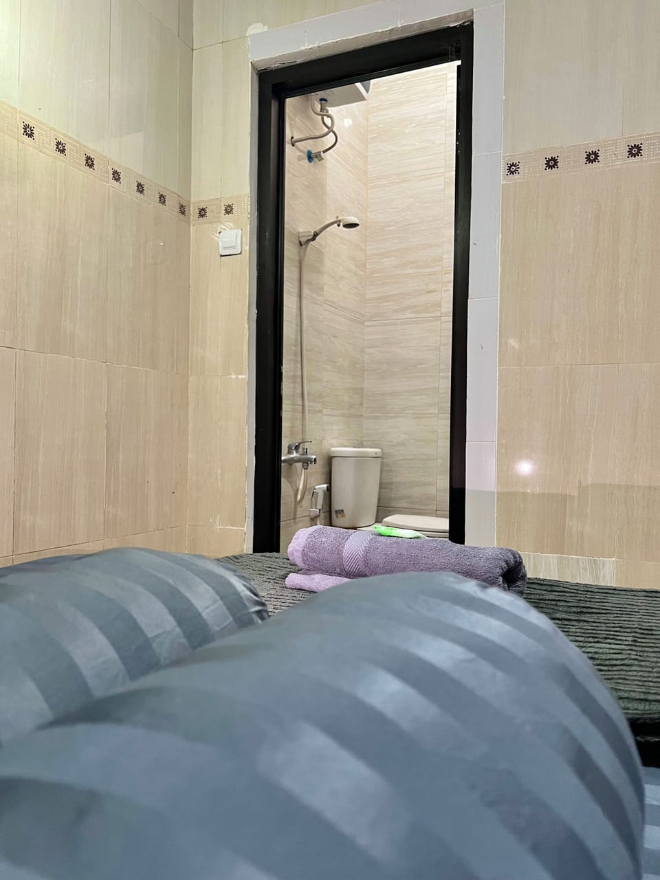 Family Room | Bathroom | Shower, towels, soap, shampoo
