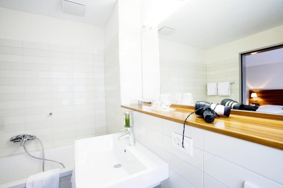 Comfort Double Room | Bathroom | Hair dryer, towels, soap, shampoo