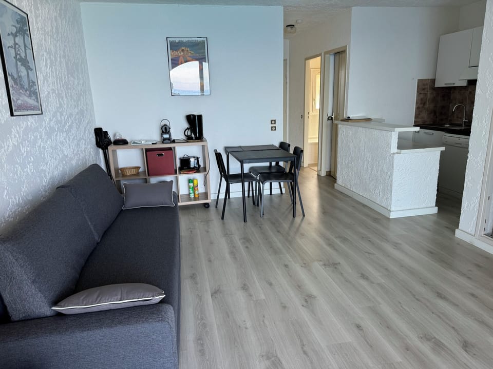 Classic Apartment, Balcony, Sea View | In-room dining