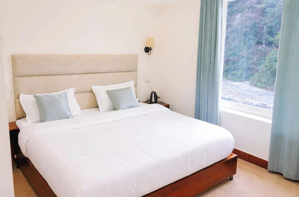 Deluxe Double Room | Hypo-allergenic bedding, desk, soundproofing, free WiFi