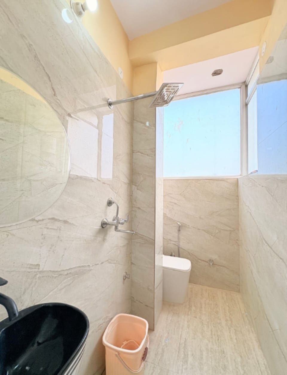 Shower, rainfall showerhead, free toiletries, towels