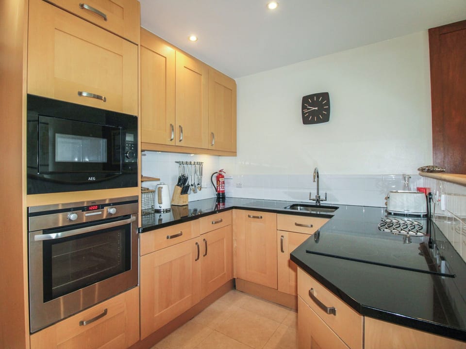 Cottage | Private kitchen | Dishwasher, cookware/dishes/utensils