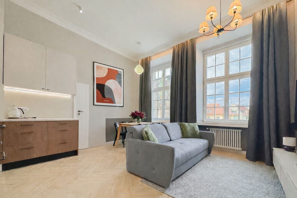 Deluxe Apartment, City View | Living area