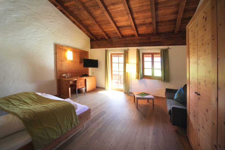 Comfort Double Room (35 m²) | Iron/ironing board (on request), WiFi (free)