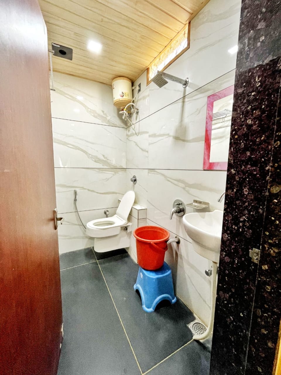 Deluxe Double Room, City View | Bathroom | Shower, free toiletries, towels