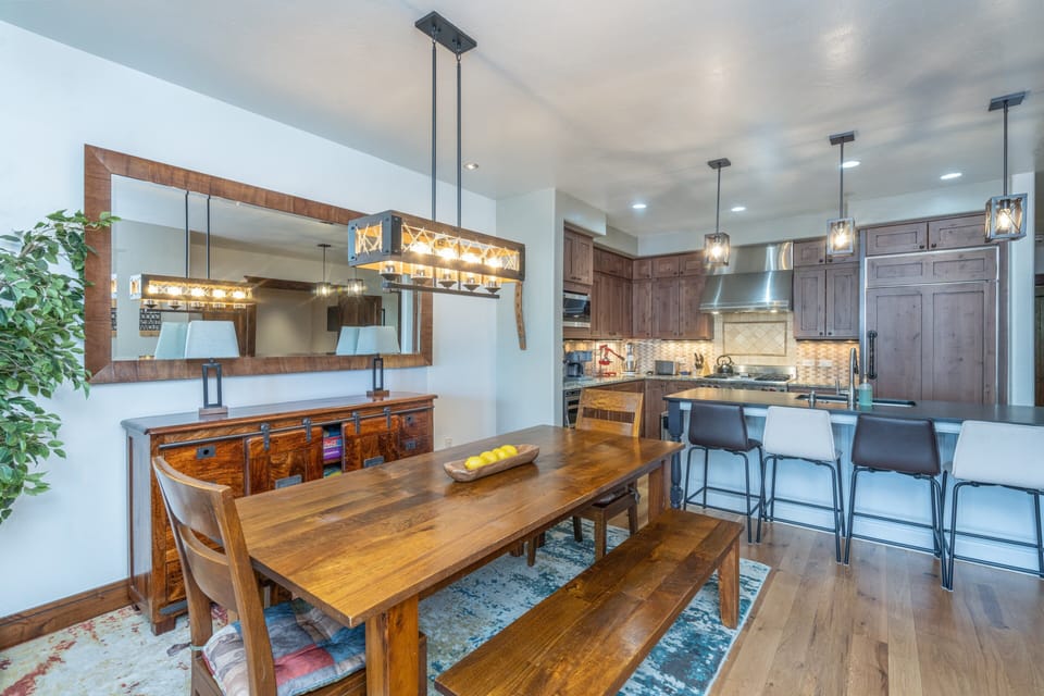 Condo, 2 Bedrooms | Dining