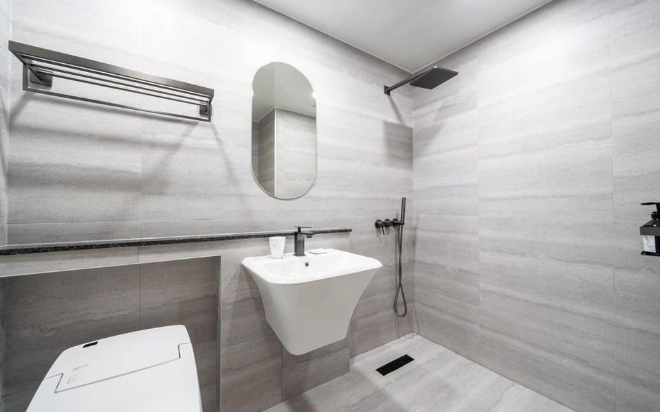 Deluxe Twin Room, City View | Bathroom | Shower, hair dryer, towels