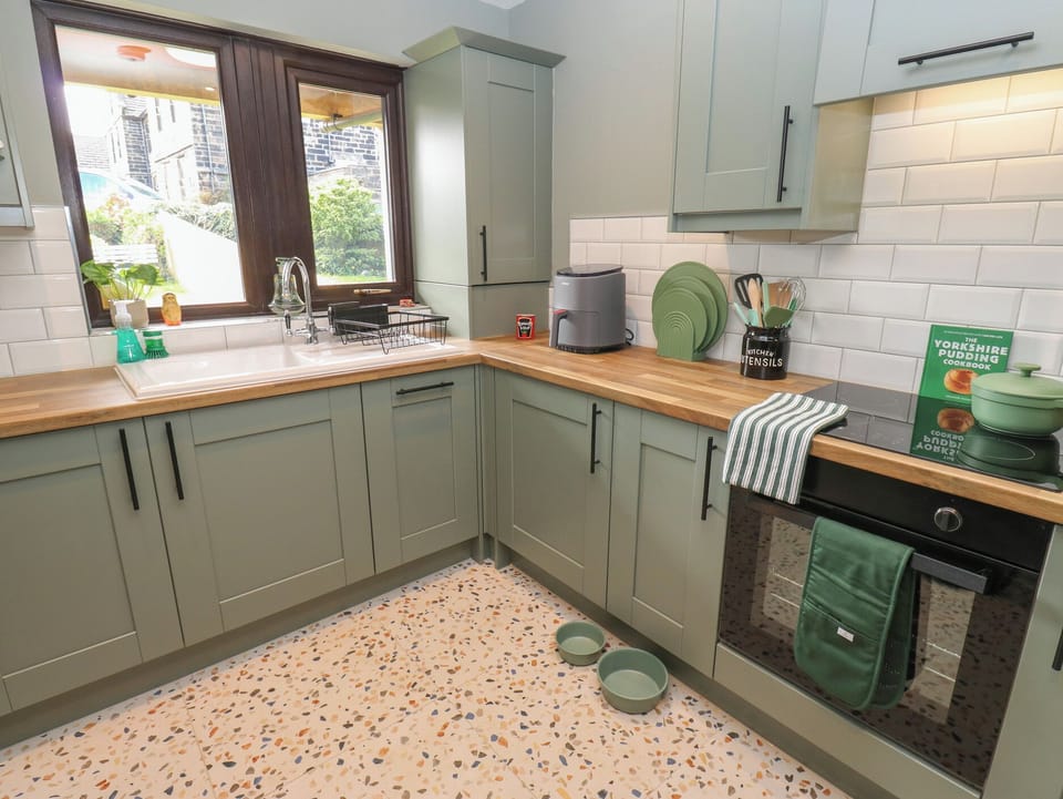Dishwasher, cookware/dishes/utensils