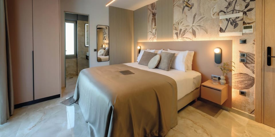 Superior Studio, 1 Queen Bed, Pool View B4 | Iron/ironing board, free WiFi, bed sheets