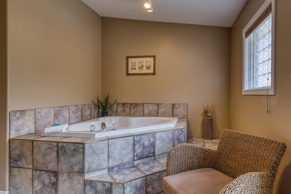 Townhome, 4 Bedrooms (501/502/503/504 Phase 2) | Bathroom | Shower, hair dryer, towels, toilet paper