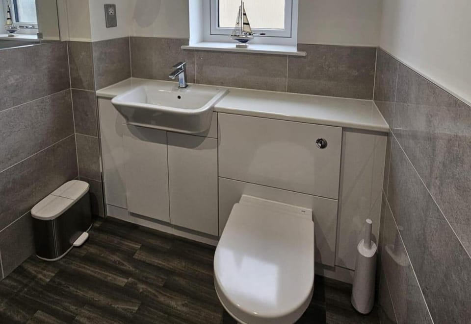 2 Bed Apartment Sleeps 4 - Seaviews - Free Parking Apartment in Scotland