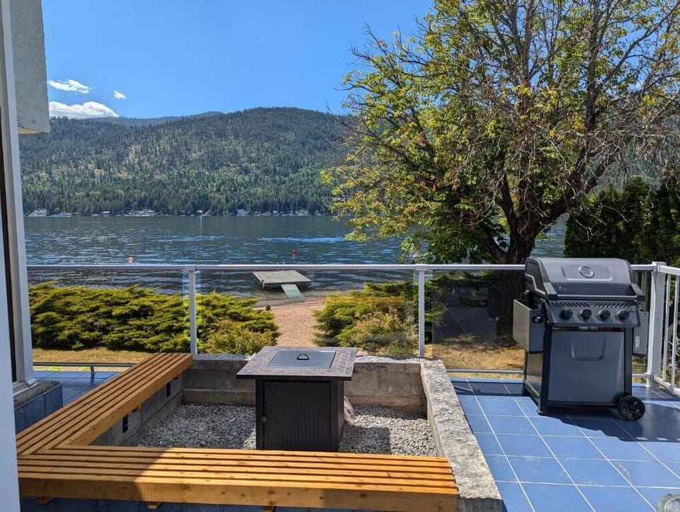House, Balcony, Lake View | Property grounds