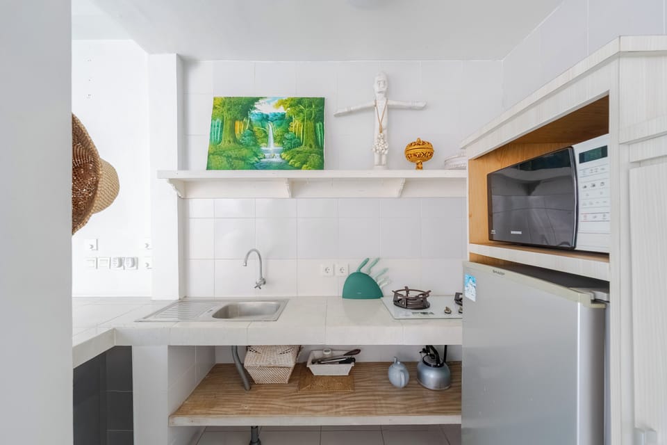 Comfort Villa, Private Pool, Pool View | Private kitchen | Dining tables