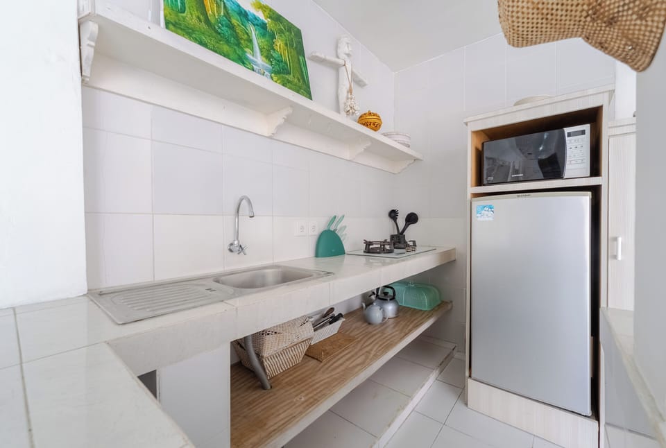 Comfort Villa, Private Pool, Pool View | Private kitchen | Dining tables