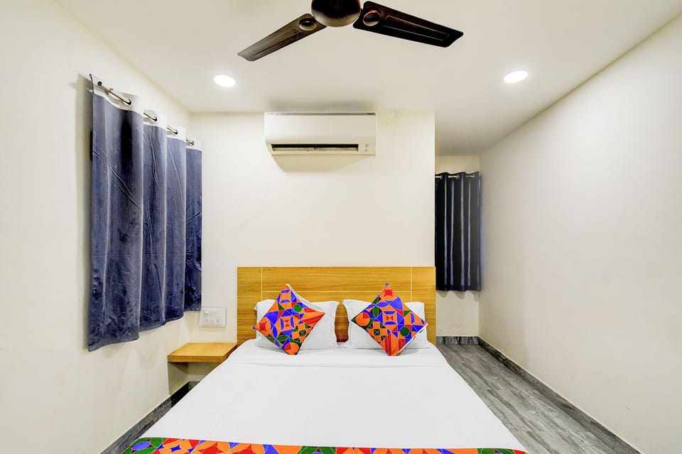 Shower, rainfall showerhead, free toiletries, towels