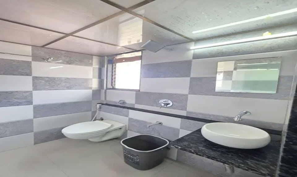 Deluxe Room | Bathroom | Shower, rainfall showerhead, free toiletries, towels