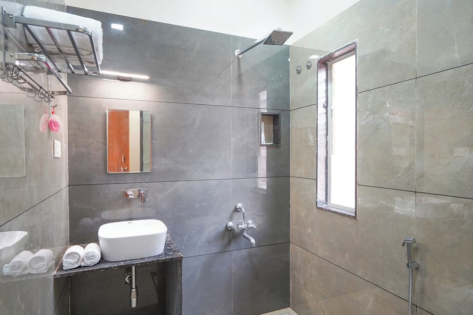 Shower, rainfall showerhead, free toiletries, towels