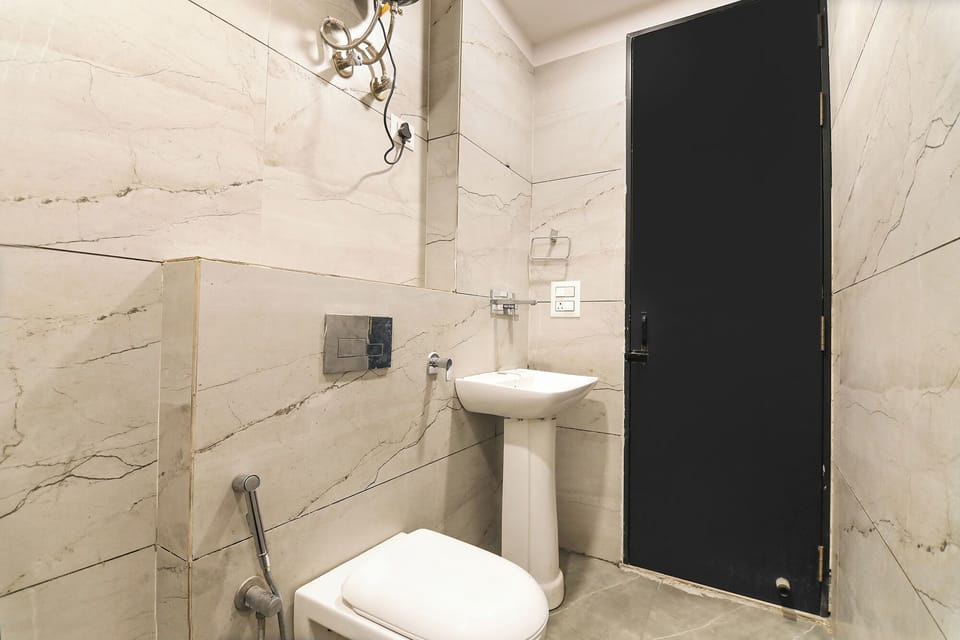 Shower, rainfall showerhead, free toiletries, towels