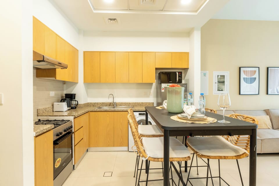 Deluxe Apartment | Private kitchen | Fridge, microwave, oven, stovetop