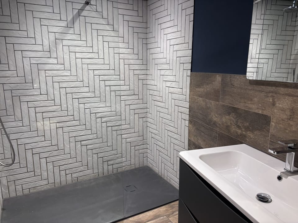 Double Room (The Aviary) | Bathroom | Hair dryer, towels, soap, shampoo