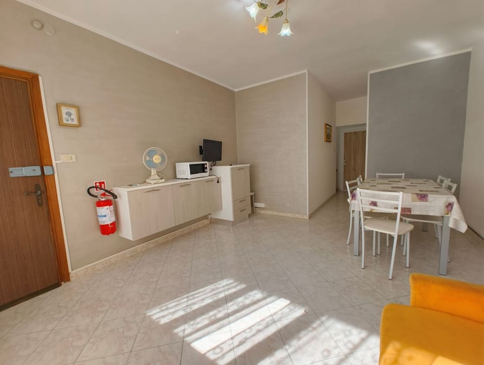 Apartment, 2 Bedrooms | Dining